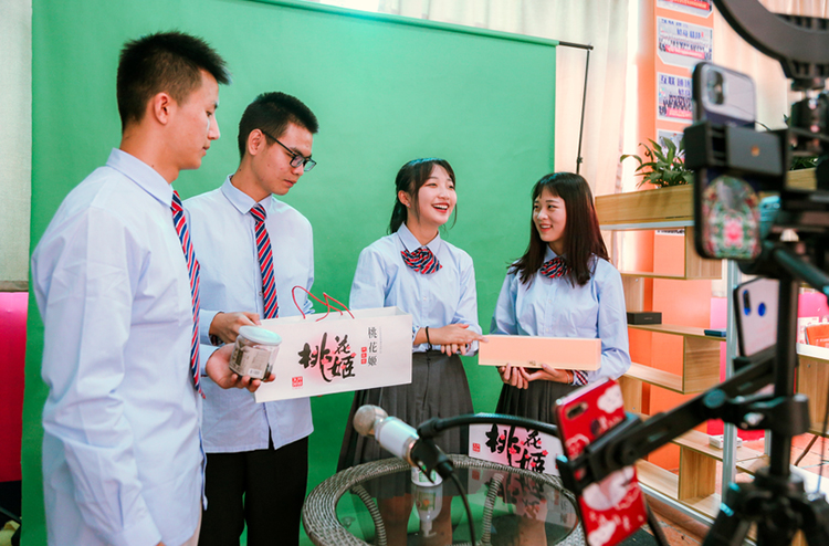 來(lái)新華學(xué)電商，助力農(nóng)村淘寶發(fā)展